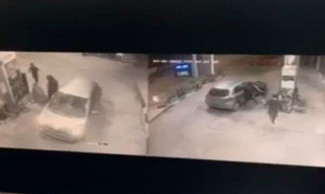 Πέραμα: Καρέ - καρέ η ληστεία σε πρατήριο καυσίμων υπό την απειλή μαχαιριού