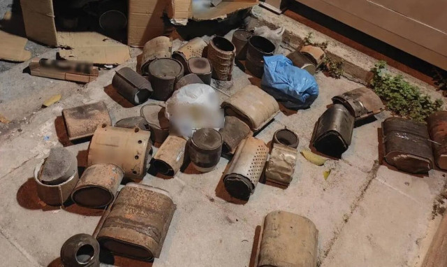 Συνελήφθησαν δύο άτομα στον Κολωνό – Είχαν κλέψει από οχήματα 43 καταλύτες