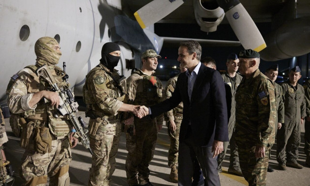 Ελευσίνα: Ο Κυριάκος Μητσοτάκης στην υποδοχή των 39 διασωθέντων από το Σουδάν