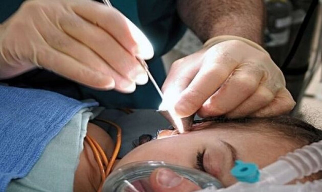 Γυναίκα πήγε στους γιατρούς με «βουητό» στο αυτί και αυτοί ανακάλυψαν κάτι ανατριχιαστικό