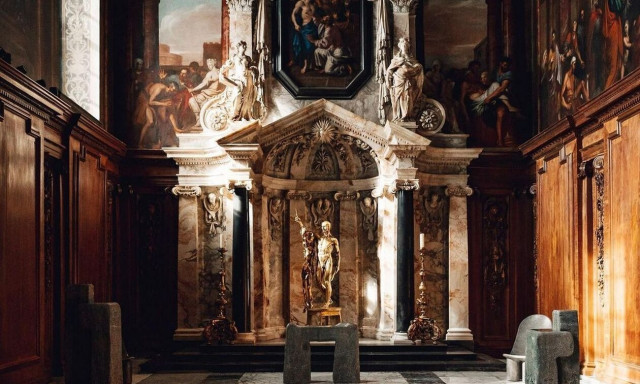 Αγγλία: «Το παρόν αντιπαρατίθεται στο παρελθόν» - Εικόνες από την εντυπωσιακή έκθεση 16 σχεδιαστών