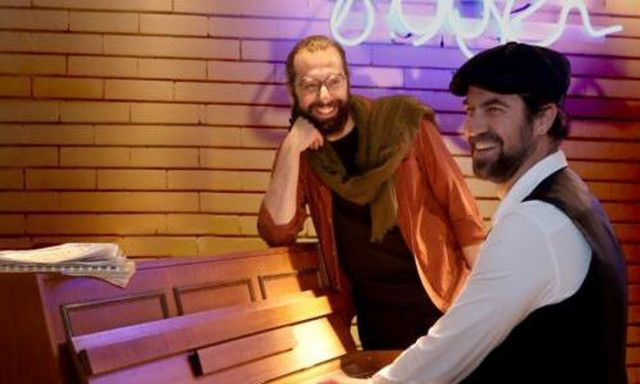 «Φουαγιέ»: Μια μουσική παράσταση που θα μας ταξιδέψει στο Θέατρο Καρέζη