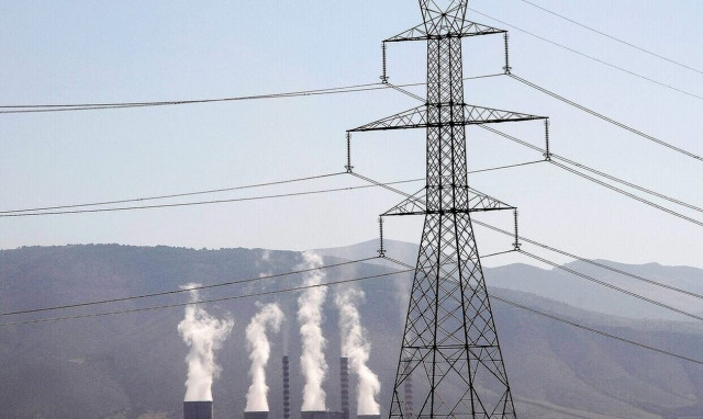 Παραμένει ακριβό το ρεύμα στην Ελλάδα