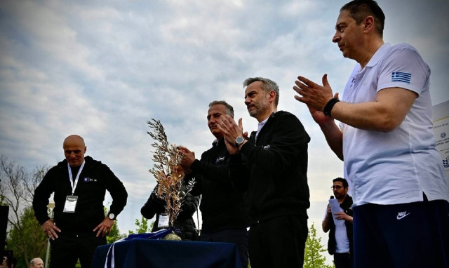 Διεθνής Μαραθώνιος «Μέγας Αλέξανδρος» : Έφτασε στη Νέα Παραλία η Ειρηνοδρομία