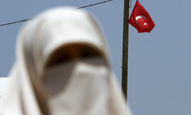 Τουρκία: Γιατί οι συντηρητικές γυναίκες με τη μαντήλα «γυρίζουν πλάτη» στον Ερντογάν