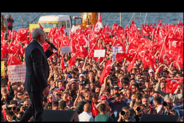 Kιλιτσντάρογλου: Το «κόκκινο ποτάμι» των οπαδών του στη Σμύρνη - «Εγώ δεν έχω μάτια για παλάτια»