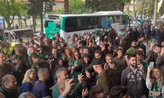 Παναθηναϊκός – ΑΕΚ: Αποθέωση για την «πράσινη» αποστολή από 150 οπαδούς