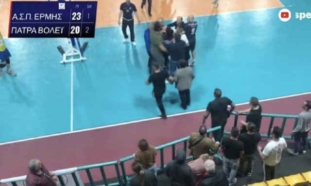 Ξύλο σε αγώνα βόλεϊ στην Πάτρα! Φίλαθλος έριξε μπουνιά σε παίκτη και έβγαλε νοκ άουτ προπονητή (vid)