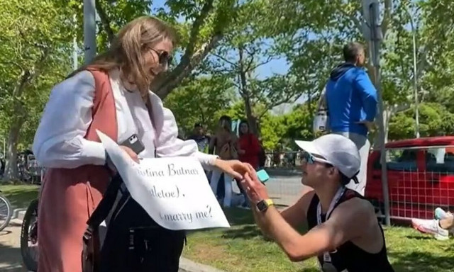 Θεσσαλονίκη: Αθλητής τερματίζει στον Μαραθώνιο και κάνει πρόταση γάμου στη σύντροφό του