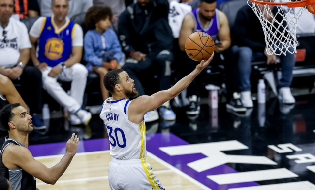 NBA: Ασύλληπτος Στεφ Κάρι! Έστειλε με ιστορική 50άρα τους Ουόριορς στα ημιτελικά της Δύσης