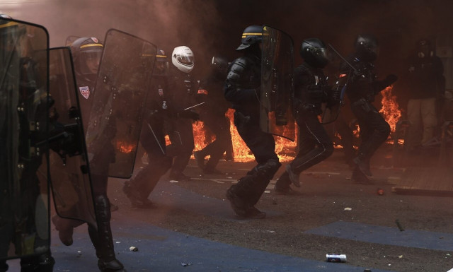 Γαλλία: Σοβαρά επεισόδια με χημικά και συλλήψεις στο Παρίσι