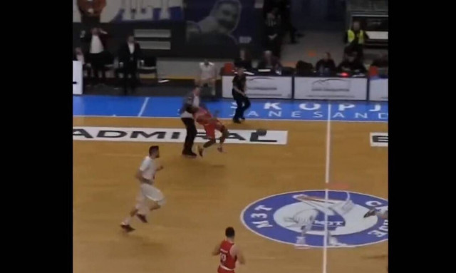 Απίστευτα πράγματα στα Σκόπια: Προπονητής μπήκε στο γήπεδο για να σταματήσει αντίπαλο παίκτη! (vid)