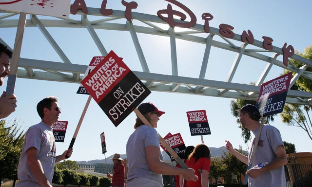 ΗΠΑ: Απεργούν χιλιάδες σεναριογράφοι του κινηματογράφου και της τηλεόρασης