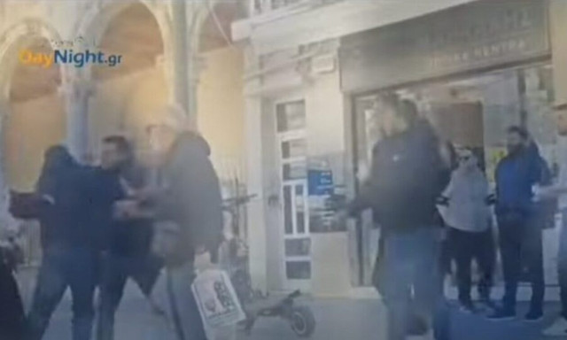 Βίντεο ντοκουμέντο: Άγριος καυγάς στο κέντρο του Ηρακλείου – Κοιτούσαν σαστισμένοι οι τουρίστες!