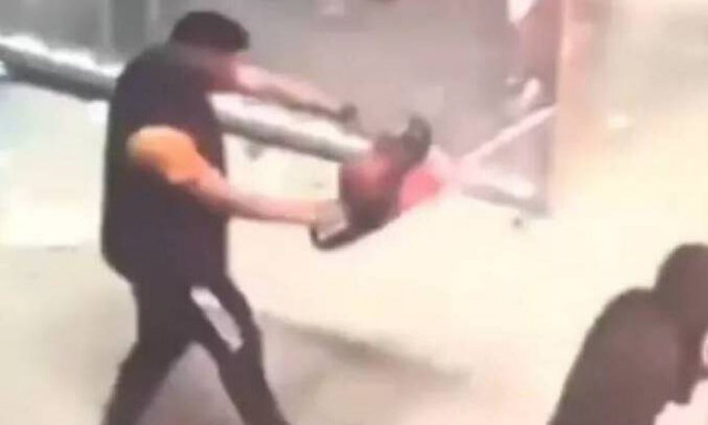 Τυνησία: Οπαδός κρατά αλισοπρίονο σε επεισόδια στις εξέδρες