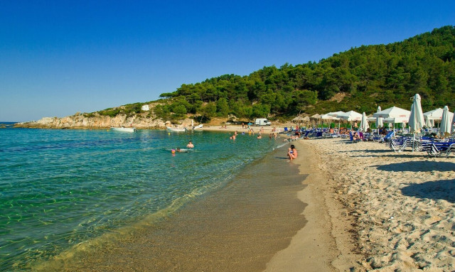 Χαλκιδική - Πλατανίτσι: Τα καθαρά γαλαζοπράσινα νερά δίνουν κάθε χρόνο γαλάζια σημαία στην περιοχή