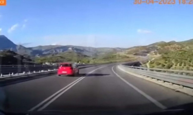 Βίντεο που κόβει την ανάσα από την Κρήτη – Βγήκε στο αντίθετο ρεύμα και δεν πήρε χαμπάρι!