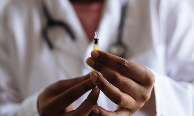 Οι πρώτες αγωγές για τα εμβόλια κατά του κορονοϊού