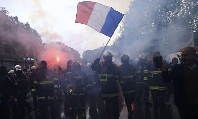 Οργή στη Γαλλία: Πάνω από 100 αστυνομικοί τραυματίστηκαν στις διαδηλώσεις της Πρωτομαγιάς