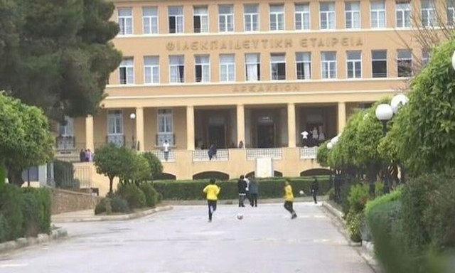 Αρσάκειο: Η οργή της μάνας για την προσπάθεια συγκάλυψης των νταήδων