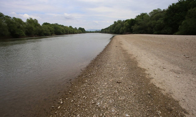 Λάρισα: Περπατώντας… μέσα στον Πηνειό -  Σε χαμηλά επίπεδα η στάθμη του νερού