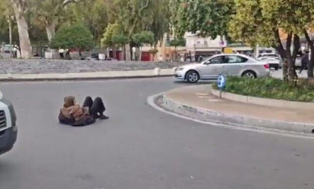 Ηράκλειο: Άνδρας πεσμένος στη μέση του δρόμου και τα αυτοκίνητα περνούν ξυστά