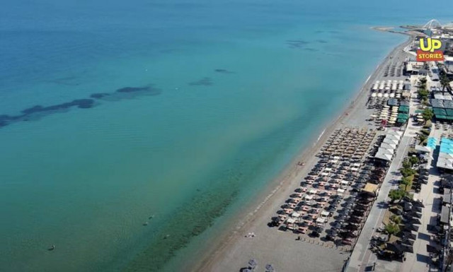 1 ώρα απ’ την Αθήνα, με 15€ βενζίνη: Η απέραντη παραλία με τα τιρκουάζ νερά που θυμίζει Μύκονο