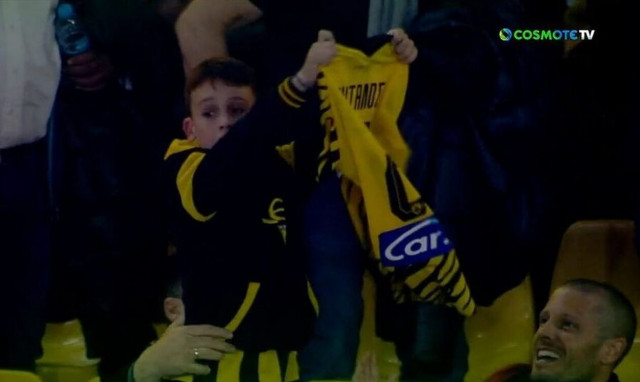 ΑΕΚ – Ολυμπιακός: Όμορφη στιγμή στην «OPAP Arena» | Πιτσιρικάς πήρε φανέλα και «τρελάθηκε»