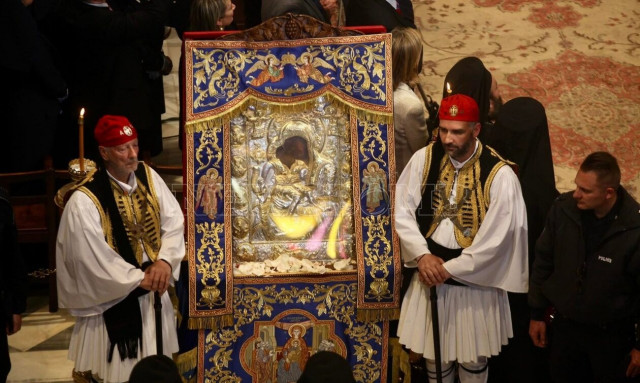 «Άξιον Εστί»: Στη Μητρόπολη της Αθήνας η εικόνα - Μεγάλες ουρές πιστών για να προσκυνήσουν