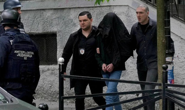 Βελιγράδι: Σε ψυχιατρική κλινική θα μεταφερθεί ο 13χρονος - Χειροπέδες και στους γονείς του