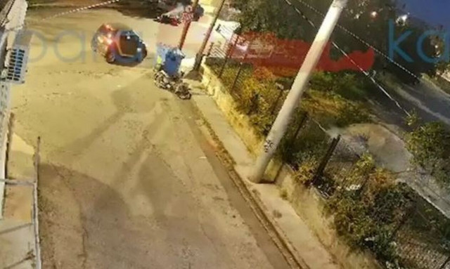 Χανιά: Η στιγμή που μηχανή πέφτει πάνω σε σταθμευμένο αυτοκίνητο