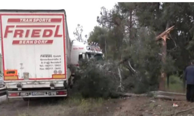 Θεσσαλονίκη: Νταλίκα «τούμπαρε» στην Περιφερειακή Οδό της Θεσσαλονίκης - Βίντεο Ντοκουμέντο