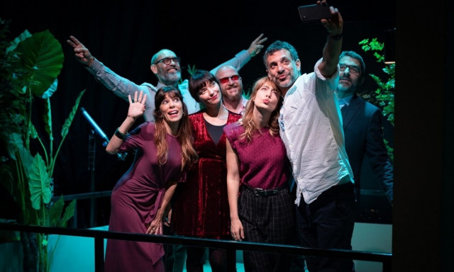 «Τέλειοι Ξένοι»: Παράταση παραστάσεων στο θέατρο Αθηνά