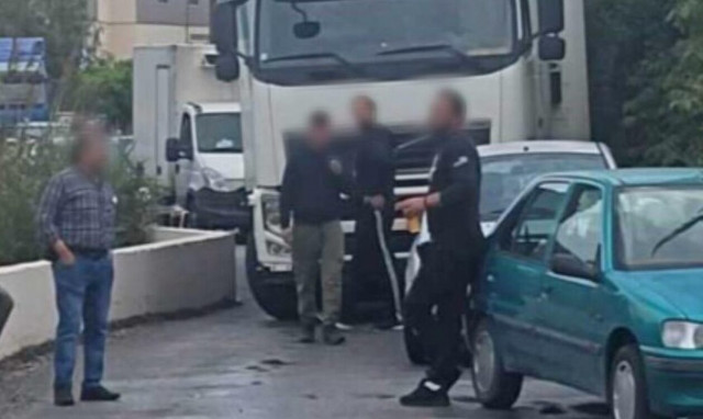 Ηράκλειo: «Μπλόκαρε» τη γέφυρα με παρκάρισμα και οι οδηγοί προσπάθησαν να το σηκώσουν με τα χέρια