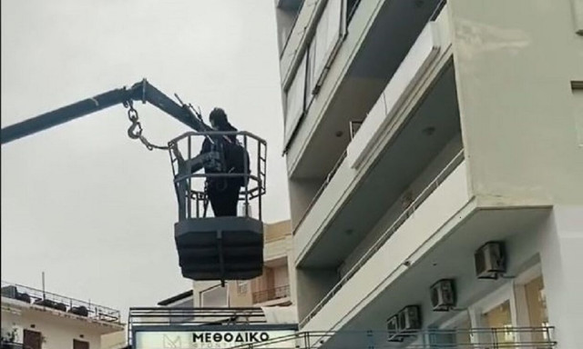Χανιά: Μαθητής ανεβαίνει σε γερανό για να γλιτώσει τις… ασκήσεις – Επικό βίντεο από φροντιστήριο