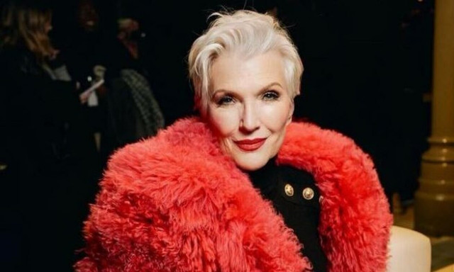 Έλον Μασκ: Η μητέρα του με Tesla και κότερο για μονοήμερη στη Σαντορίνη