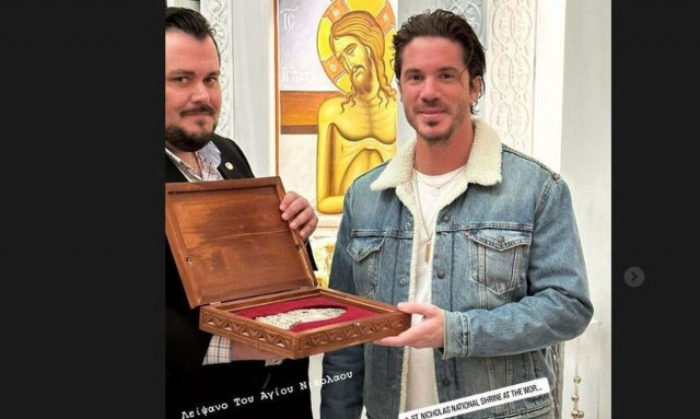 Νίκος Οικονομόπουλος: Ψέλνει το «Χριστός Ανέστη» στον ναό του Αγίου Νικολάου στο Σημείο Μηδέν