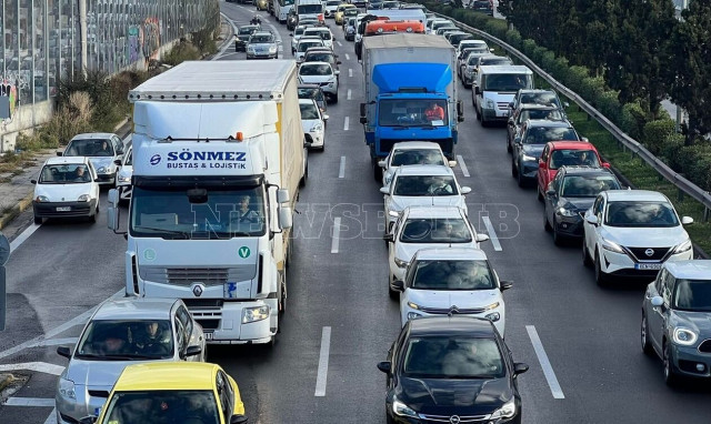 Κίνηση: Στο «κόκκινο» οι δρόμοι της Αττικής - «Ουρές» χιλιομέτρων σε Κηφισό, Ποσειδώνος και Κηφισίας