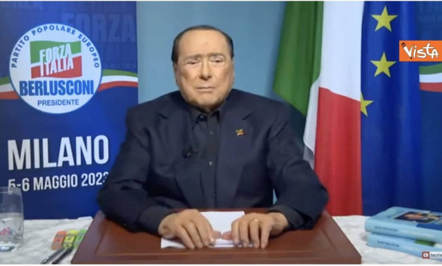 Ιταλία: Η πρώτη εμφάνιση του Σίλβιο Μπερλουσκόνι μετά την σοβαρή περιπέτεια υγείας