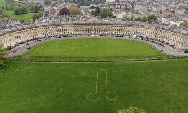 Βρετανία: Το ακατάλληλο «κούρεμα» του γκαζόν της «Βασιλικής Ημισελήνου» πριν τη στέψη του Καρόλου