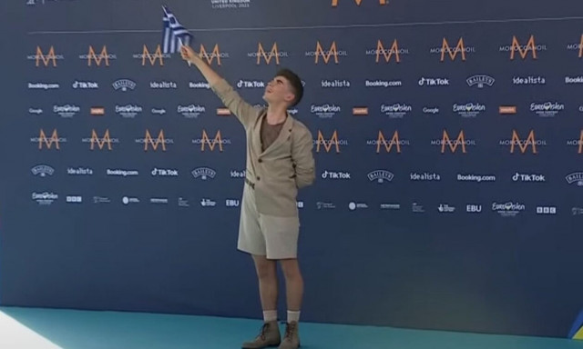 Eurovision 2023: Η εμφάνισή του Βίκτωρα Βερνίκου στο «τυρκουάζ χαλί»