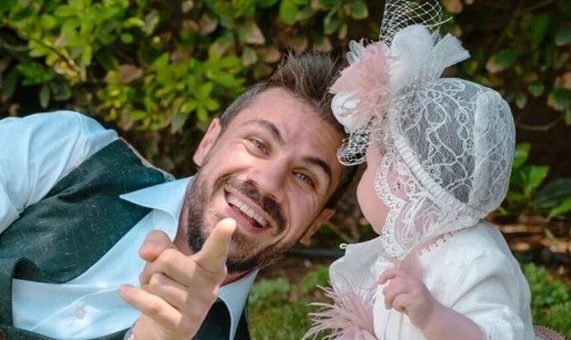 Άκης Πετρετζίκης: Το οικογενειακό φωτογραφικό άλμπουμ από την βάφτιση της κόρης του!