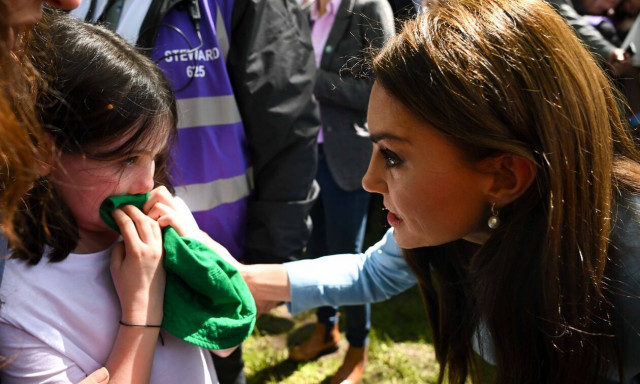 Κέιτ: Η συγκινητική στιγμή που αγκαλιάζει ένα κοριτσάκι - «Θέλεις μια αγκαλιά;» Ναι, παρακαλώ!