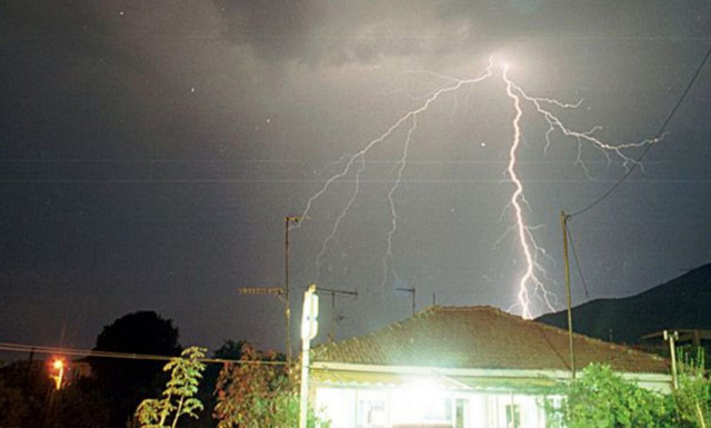 Κρήτη: Κεραυνός έπεσε στο σπίτι τους ενώ βρίσκονταν μέσα