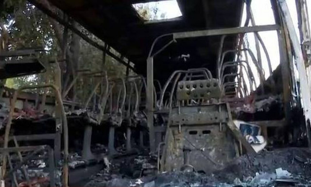 Επεισόδια με μολότοφ τη νύχτα έξω από τη Γεωπονική - Στις φλόγες τρία τουριστικά λεωφορεία