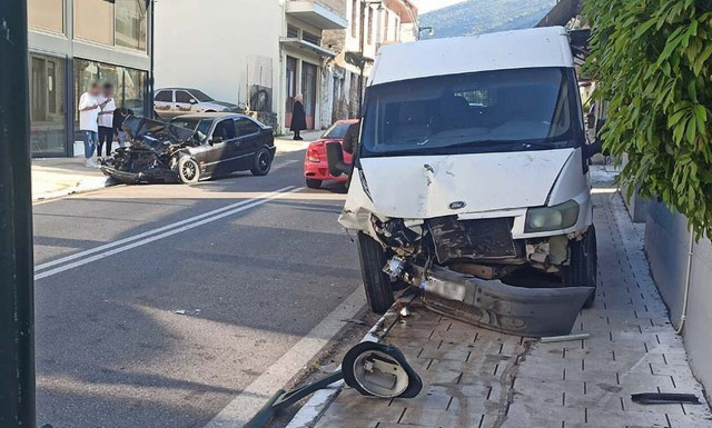 Αμφιλοχία: Σοβαρό τροχαίο με κλούβα που μετέφερε μετανάστες - Διακομίστηκε στο Αγρίνιο ο οδηγός του