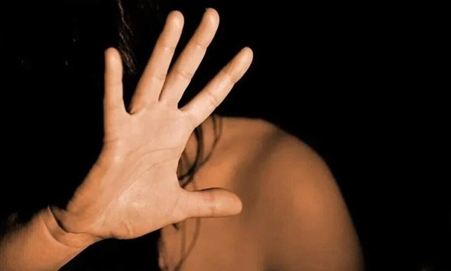 Κρήτη: Στο νοσοκομείο με σπασμένο χέρι από τον σύντροφό της