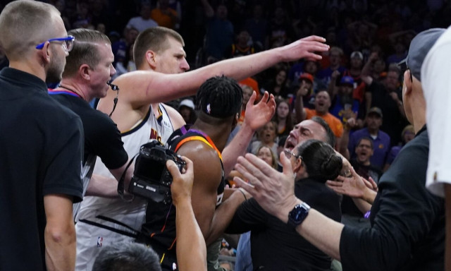 NBA: Ο Γιόκιτς έσπρωξε τον ιδιοκτήτη των Σανς - «Έπρεπε να τον πετάξουν έξω» (vids)