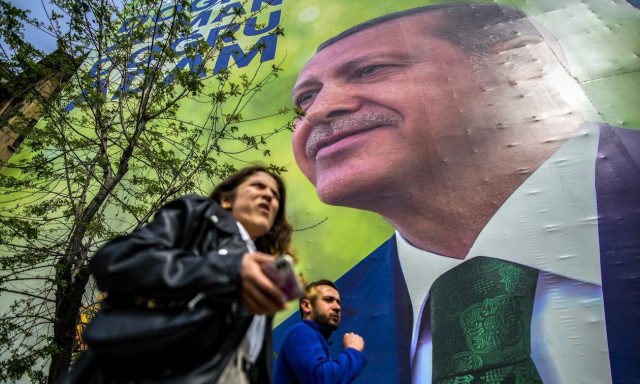 Δημοκρατία με… πέτρες στα κεφάλια