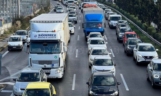 Κίνηση: Στο «κόκκινο» οι δρόμοι της Αττικής - Χιλιόμετρα οι «ουρές» στον Κηφισό και άλλους δρόμους